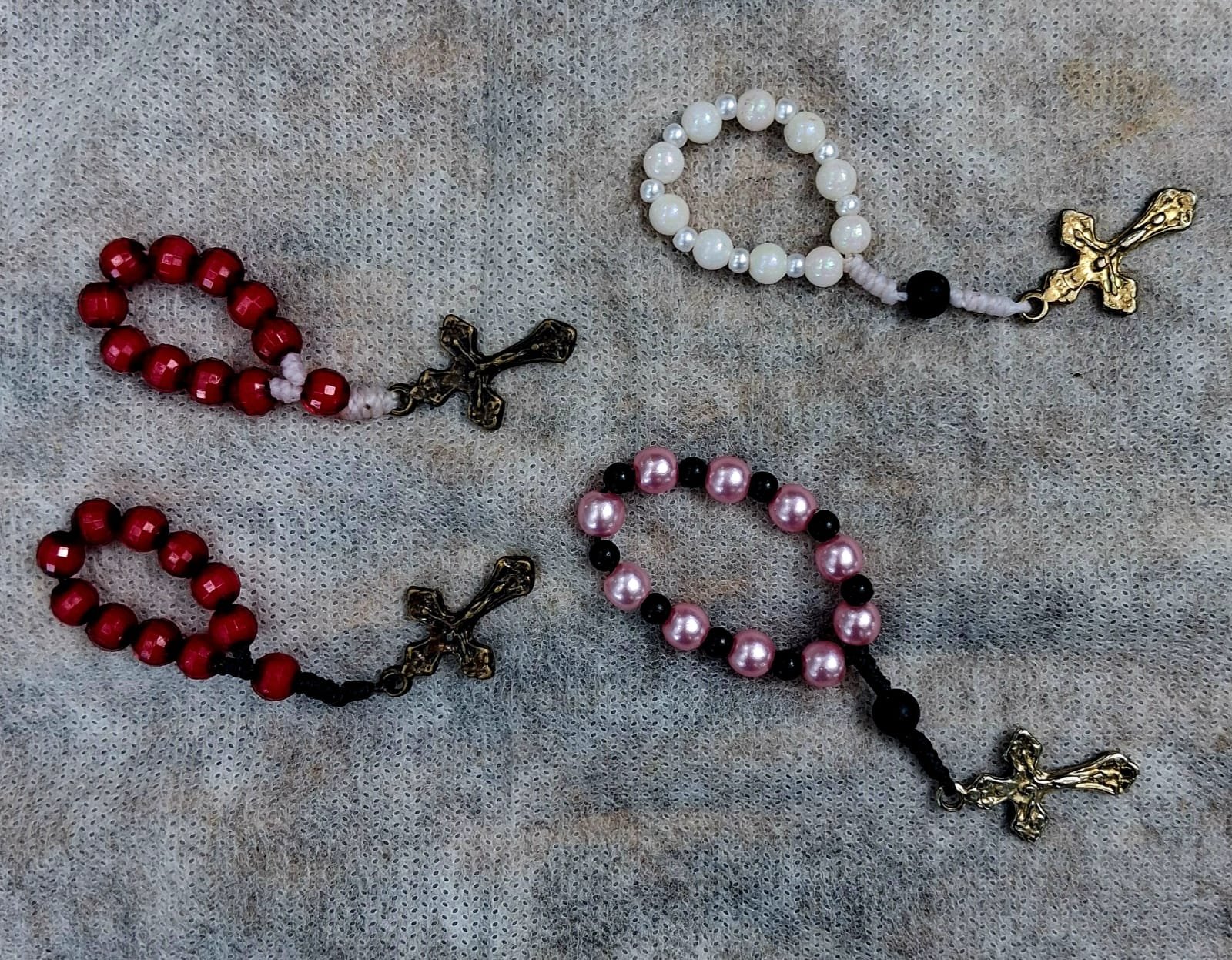 Conjunto de mini terços montados em diferentes combinações de cores